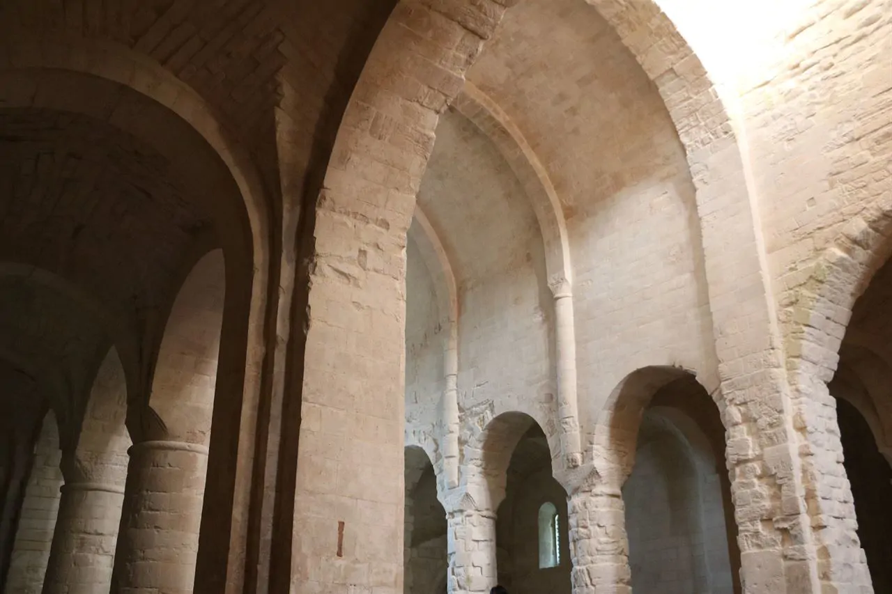 Santa Maria di Portonovo, chiesa romanica del mille, dentro il parco del Conero
